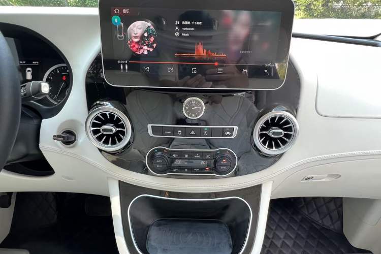 Used Mercedes-Benz Vito 2021 2.0T Elite Version 7 Seats Audio And AC Panel