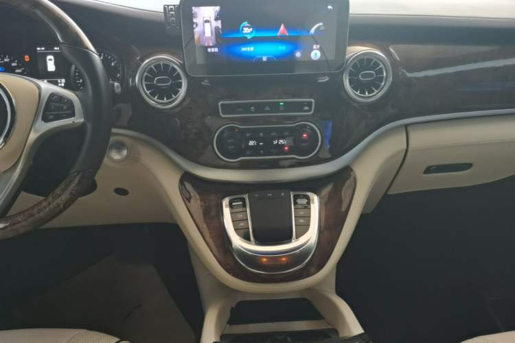 Used Mercedes-Benz Vito 2021 2.0T Elite Version 7 Seats Audio And AC Panel