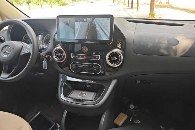 Used Mercedes-Benz Vito 2021 2.0T Elite Version 7 Seats Audio And AC Panel