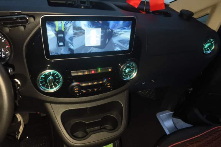Used Mercedes-Benz Vito 2021 2.0T Elite Version 7 Seats Audio And AC Panel