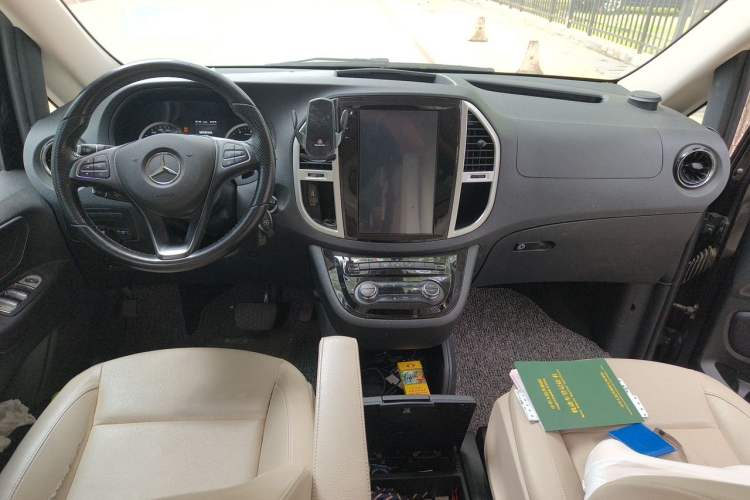 Used Mercedes-Benz Vito 2021 2.0T Business Version 7 Seats Center Console