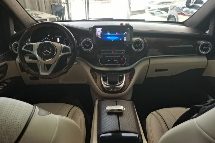 Used Mercedes-Benz Vito 2021 2.0T Elite Version 7 Seats Center Console