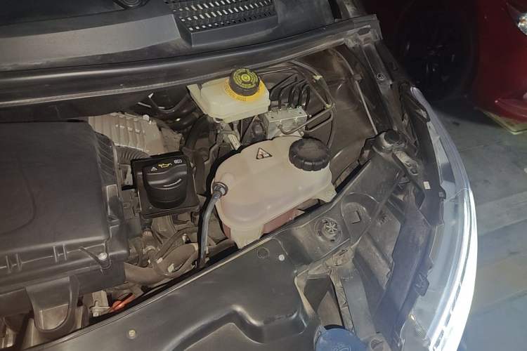 Used Mercedes-Benz Vito 2021 2.0T Business Version 7 Seats Engine Bay Left