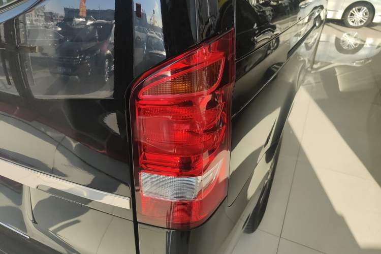 Used Mercedes-Benz Vito 2021 2.0T Elite Version 7 Seats Exterior 6