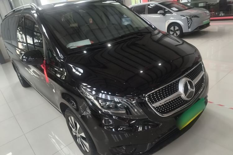 Used Mercedes-Benz Vito 2021 2.0T Elite Version 7 Seats Front Right 45 Deg
