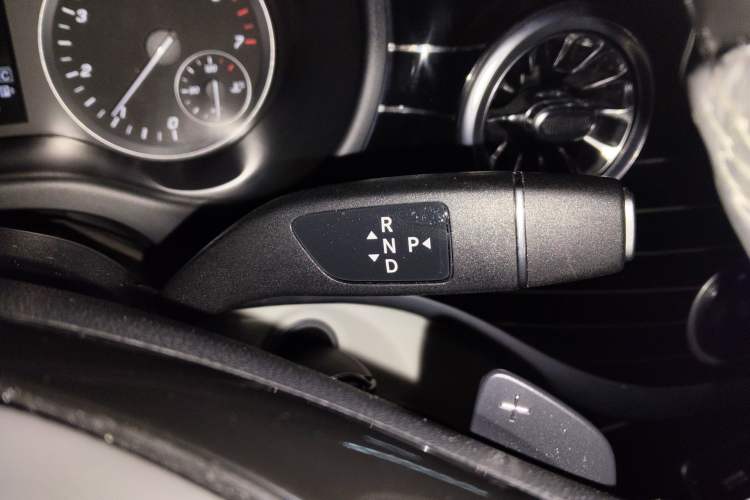 Used Mercedes-Benz Vito 2021 2.0T Business Version 7 Seats Gear Lever