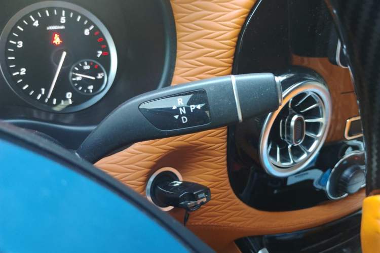 Used Mercedes-Benz Vito 2021 2.0T Elite Version 7 Seats Gear Lever