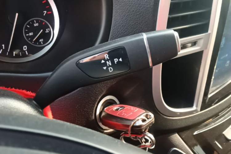 Used Mercedes-Benz Vito 2021 2.0T Elite Version 7 Seats Gear Lever