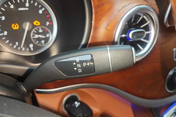 Used Mercedes-Benz Vito 2021 2.0T Elite Version 7 Seats Gear Lever