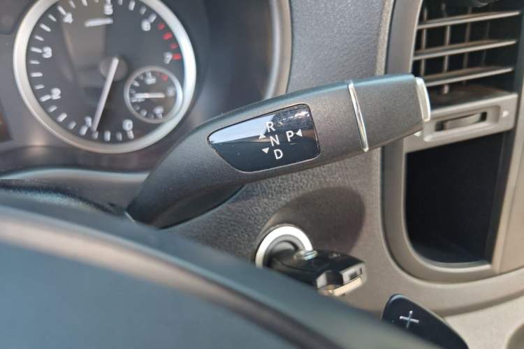 Used Mercedes-Benz Vito 2021 2.0T Elite Version 7 Seats Gear Lever