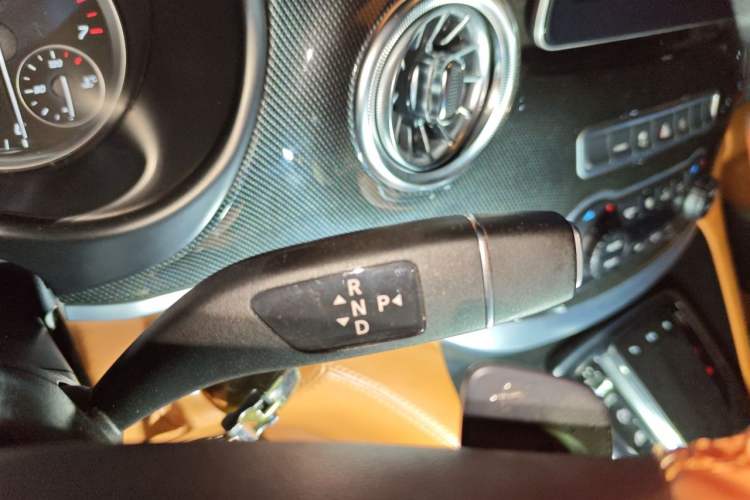 Used Mercedes-Benz Vito 2021 2.0T Elite Version 7 Seats Gear Lever