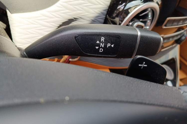 Used Mercedes-Benz Vito 2021 2.0T Elite Version 7 Seats Gear Lever