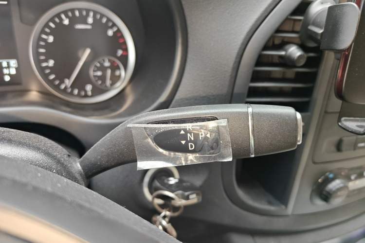 Used Mercedes-Benz Vito 2021 2.0T Elite Version 7 Seats Gear Lever