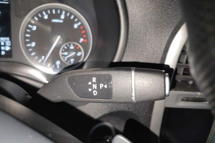 Used Mercedes-Benz Vito 2021 2.0T Elite Version 9 Seats Gear Lever