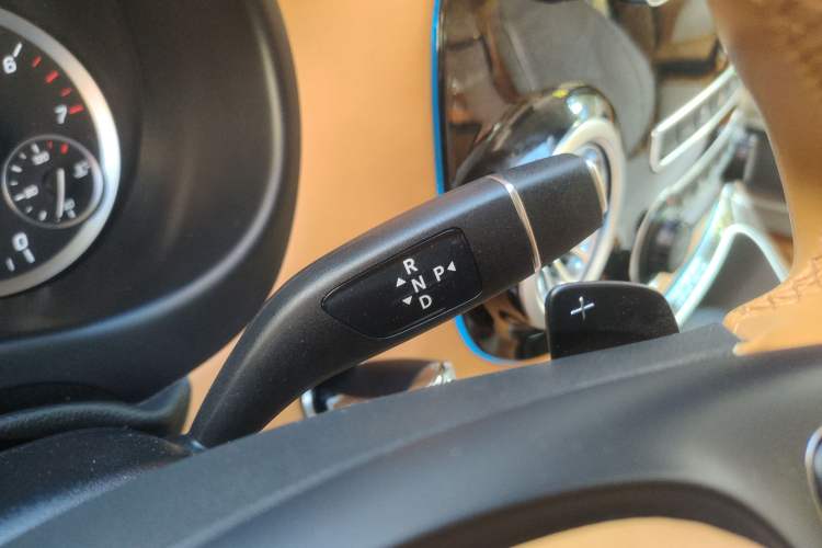 Used Mercedes-Benz Vito 2021 2.0T Elite Version 7 Seats Gear Lever