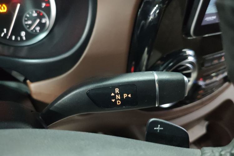 Used Mercedes-Benz Vito 2021 2.0T Elite Version 7 Seats Gear Lever