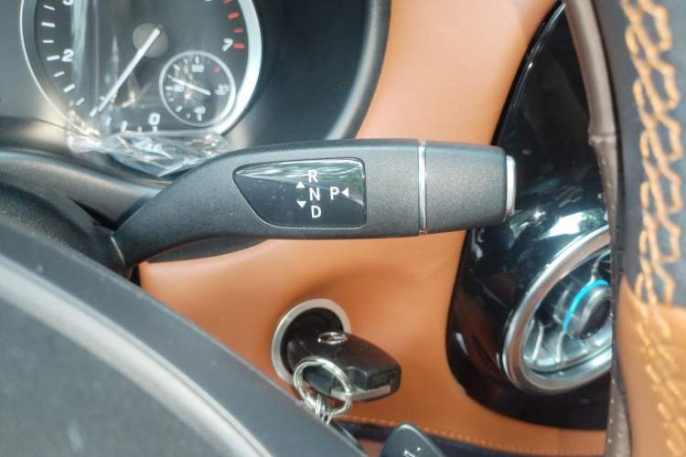 Used Mercedes-Benz Vito 2021 2.0T Elite Version 7 Seats Gear Lever