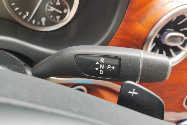 Used Mercedes-Benz Vito 2021 2.0T Elite Version 7 Seats Gear Lever
