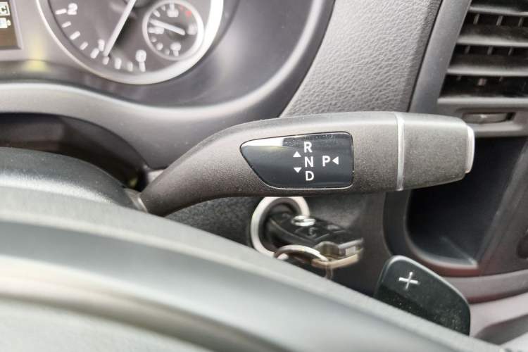 Used Mercedes-Benz Vito 2021 2.0T Elite Version 7 Seats Gear Lever