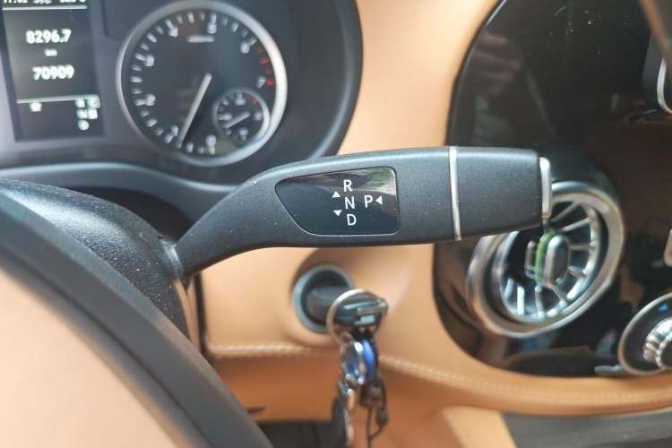 Used Mercedes-Benz Vito 2021 2.0T Business Version 7 Seats Gear Lever