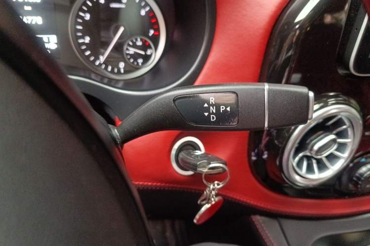 Used Mercedes-Benz Vito 2021 2.0T Elite Version 7 Seats Gear Lever