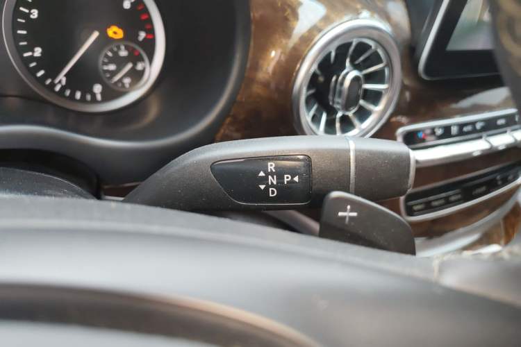 Used Mercedes-Benz Vito 2021 2.0T Elite Version 7 Seats Gear Lever