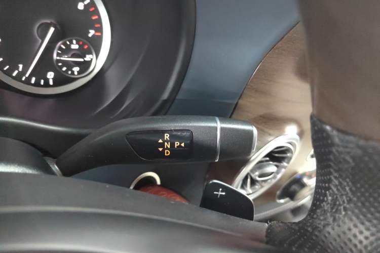 Used Mercedes-Benz Vito 2021 2.0T Elite Version 7 Seats Gear Lever