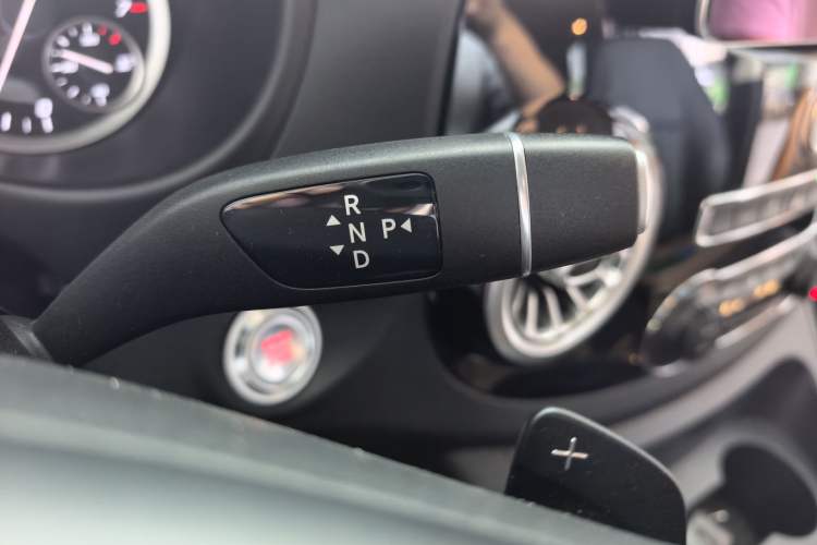 Used Mercedes-Benz Vito 2021 2.0T Elite Version 7 Seats Gear Lever