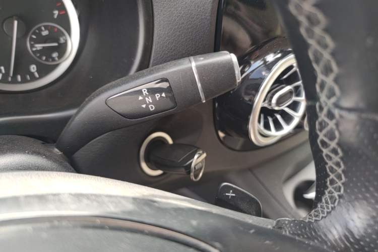 Used Mercedes-Benz Vito 2021 2.0T Business Version 7 Seats Gear Lever