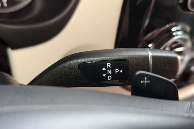 Used Mercedes-Benz Vito 2021 2.0T Elite Version 7 Seats Gear Lever