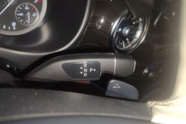 Used Mercedes-Benz Vito 2021 2.0T Elite Version 7 Seats Gear Lever