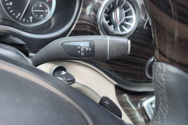 Used Mercedes-Benz Vito 2021 2.0T Elite Version 7 Seats Gear Lever