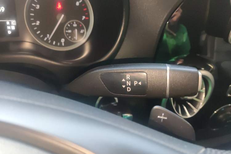 Used Mercedes-Benz Vito 2021 2.0T Elite Version 7 Seats Gear Lever