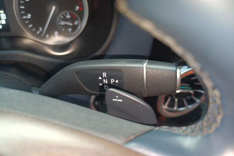 Used Mercedes-Benz Vito 2021 2.0T Elite Version 7 Seats Gear Lever