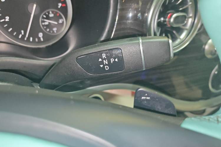 Used Mercedes-Benz Vito 2021 2.0T Elite Version 7 Seats Gear Lever