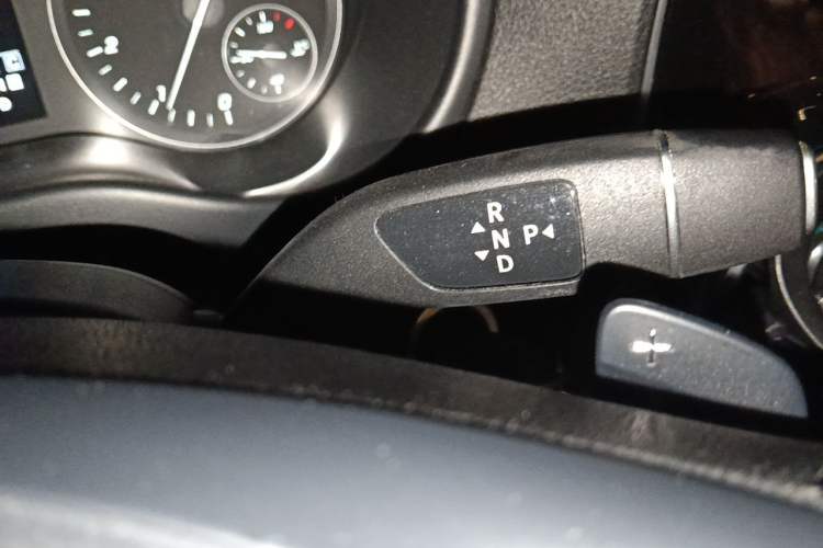 Used Mercedes-Benz Vito 2021 2.0T Elite Version 7 Seats Gear Lever