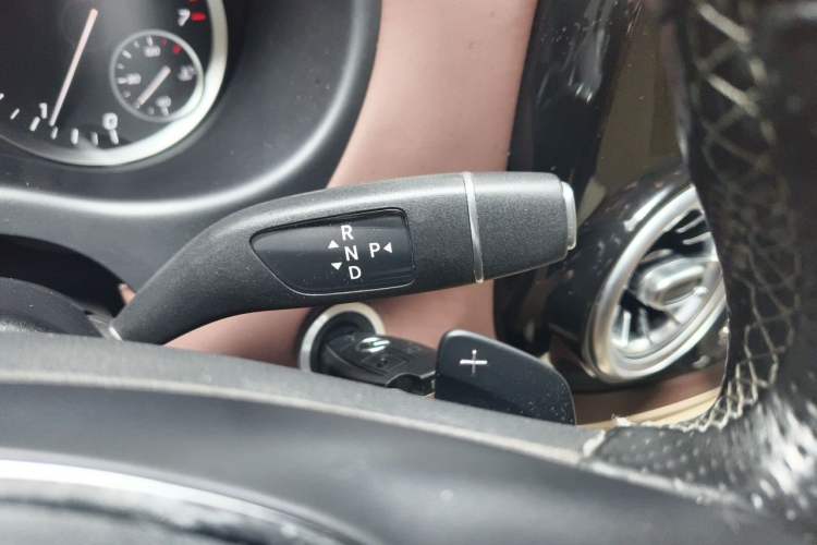 Used Mercedes-Benz Vito 2021 2.0T Elite Version 7 Seats Gear Lever