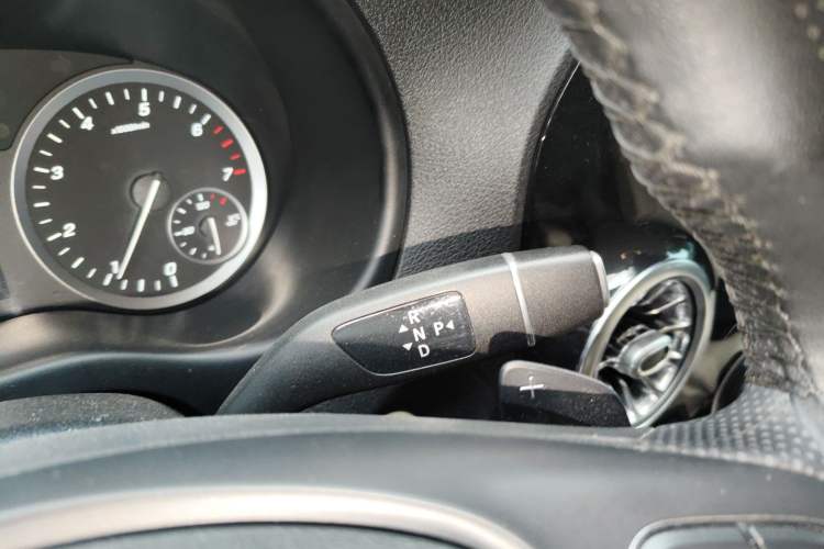 Used Mercedes-Benz Vito 2021 2.0T Elite Version 7 Seats Gear Lever