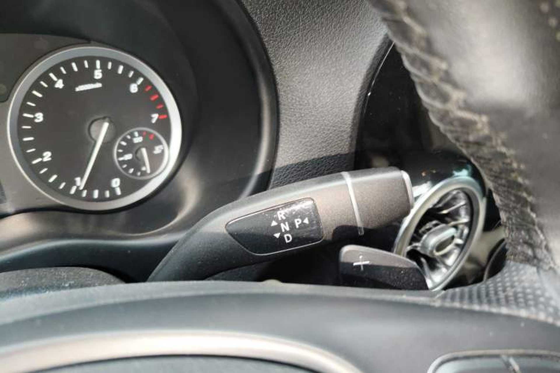 Used Mercedes-Benz Vito 2021 2.0T Elite Version 7 Seats Gear Lever