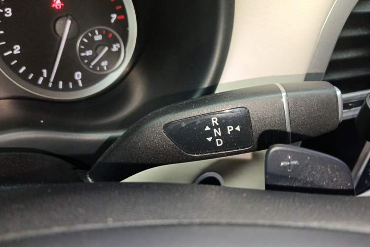 Used Mercedes-Benz Vito 2021 2.0T Elite Version 7 Seats Gear Lever