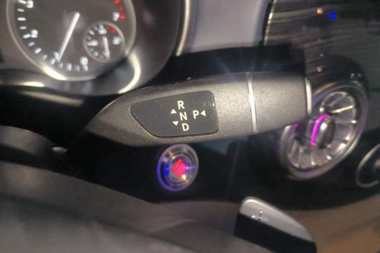 Used Mercedes-Benz Vito 2021 2.0T Elite Version 7 Seats Gear Lever