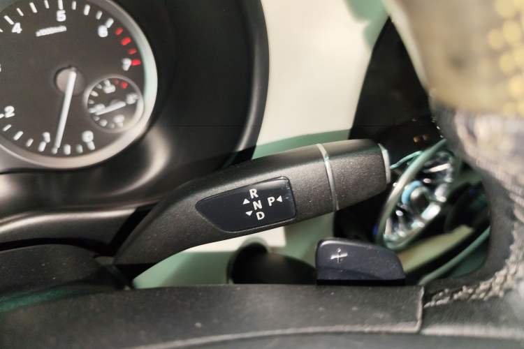 Used Mercedes-Benz Vito 2021 2.0T Elite Version 7 Seats Gear Lever