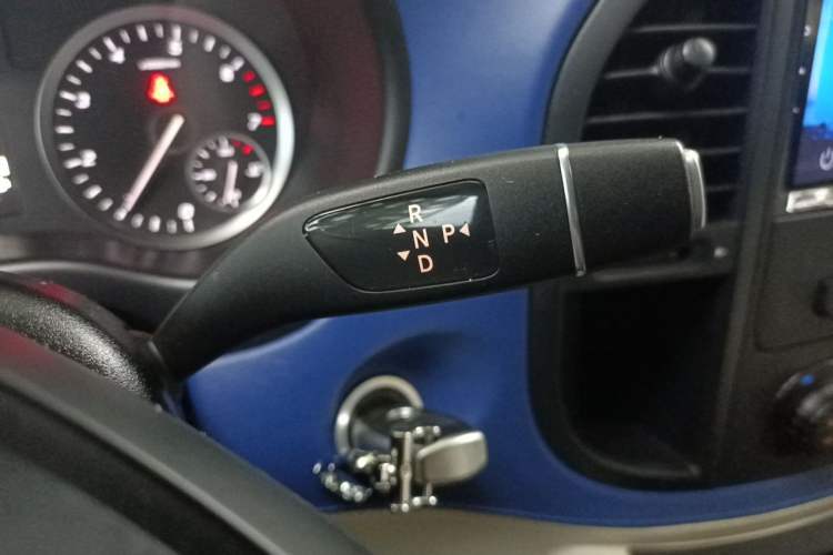 Used Mercedes-Benz Vito 2021 2.0T Elite Version 7 Seats Gear Lever