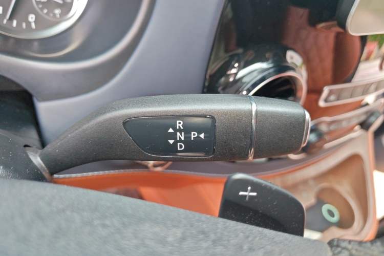 Used Mercedes-Benz Vito 2021 2.0T Business Version 8 Seats Gear Lever