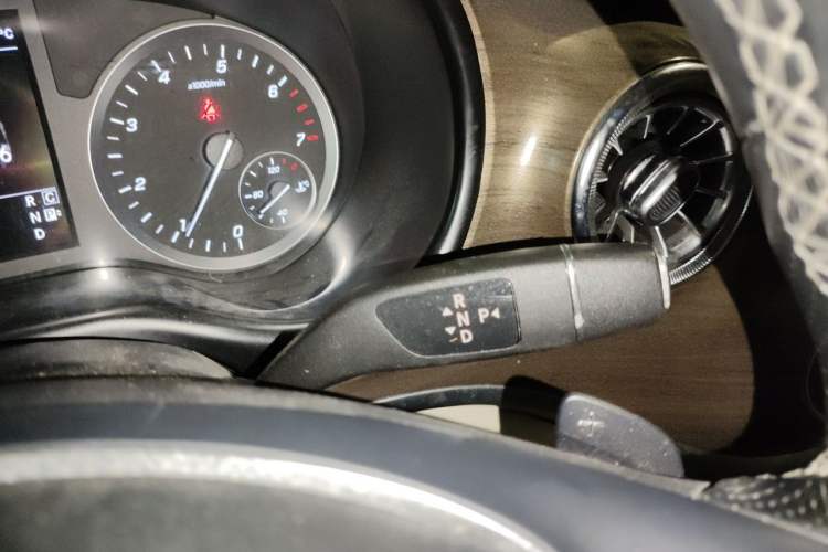 Used Mercedes-Benz Vito 2021 2.0T Business Version 7 Seats Gear Lever