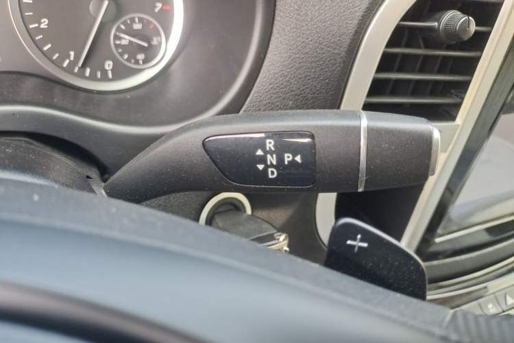 Used Mercedes-Benz Vito 2021 2.0T Elite Version 7 Seats Gear Lever
