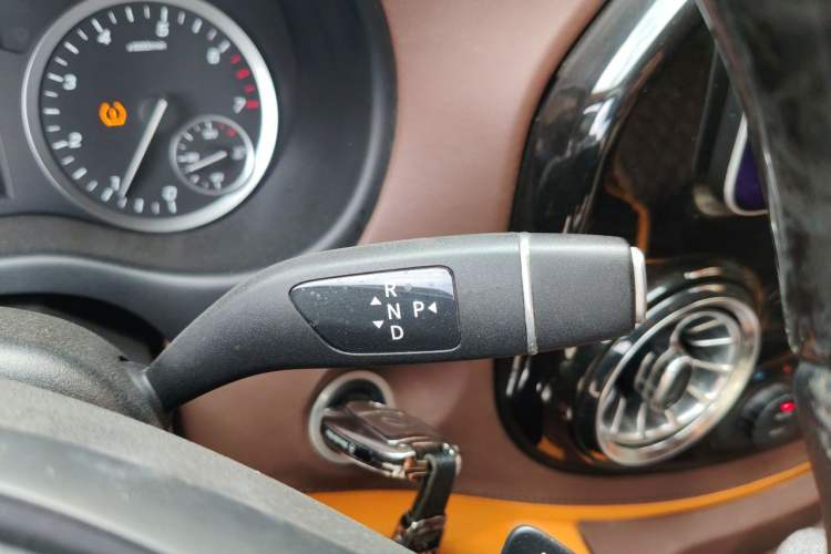 Used Mercedes-Benz Vito 2021 2.0T Elite Version 7 Seats Gear Lever