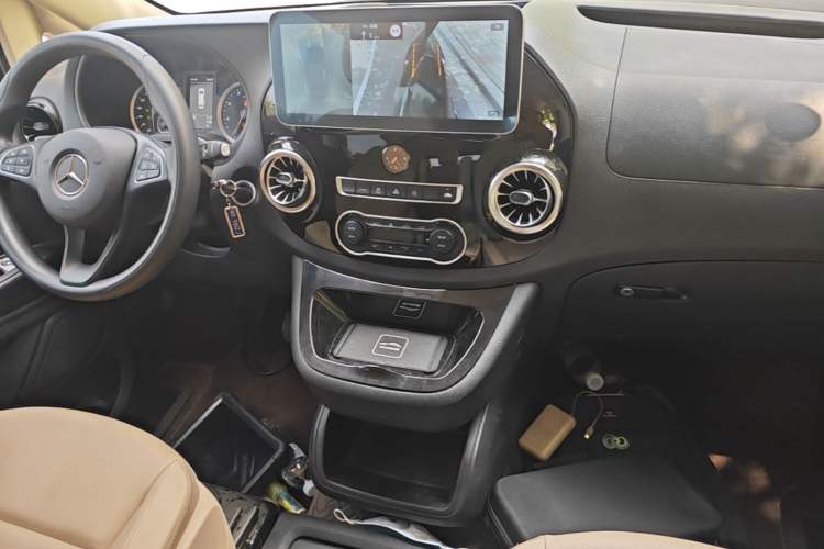 Used Mercedes-Benz Vito 2021 2.0T Elite Version 7 Seats Gear Lever