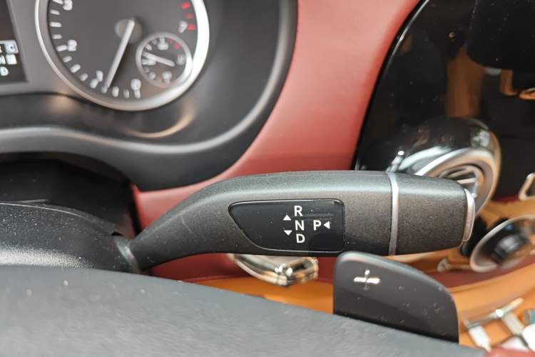 Used Mercedes-Benz Vito 2021 2.0T Elite Version 7 Seats Gear Lever