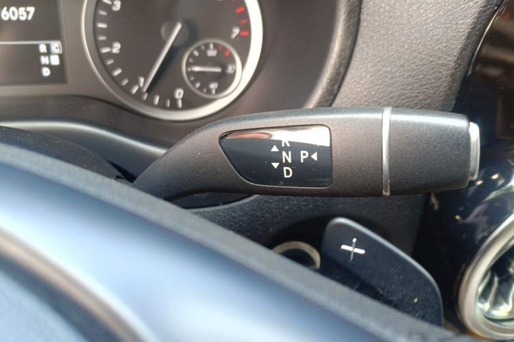 Used Mercedes-Benz Vito 2021 2.0T Elite Version 7 Seats Gear Lever